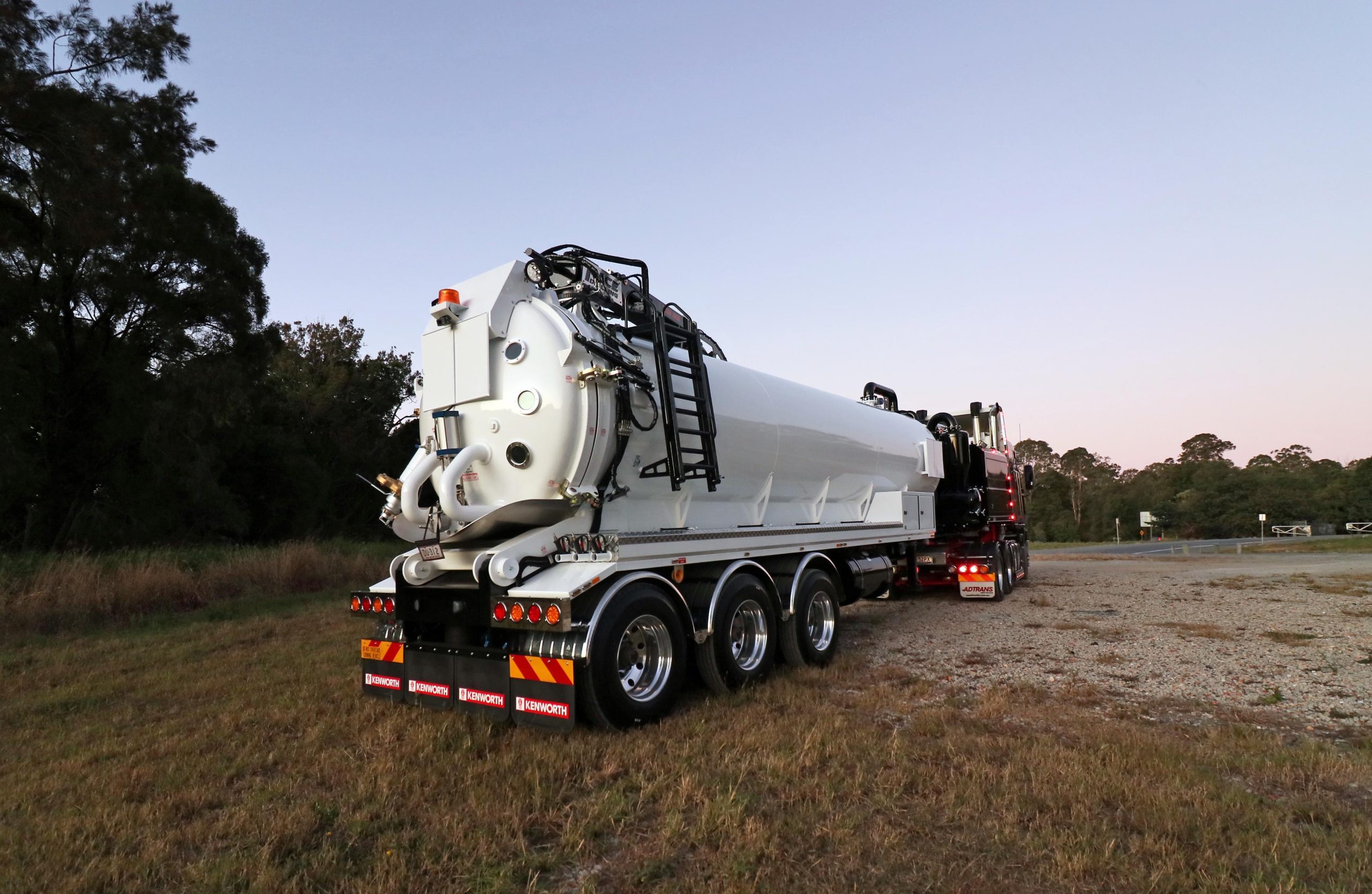 vacuum tanker truck